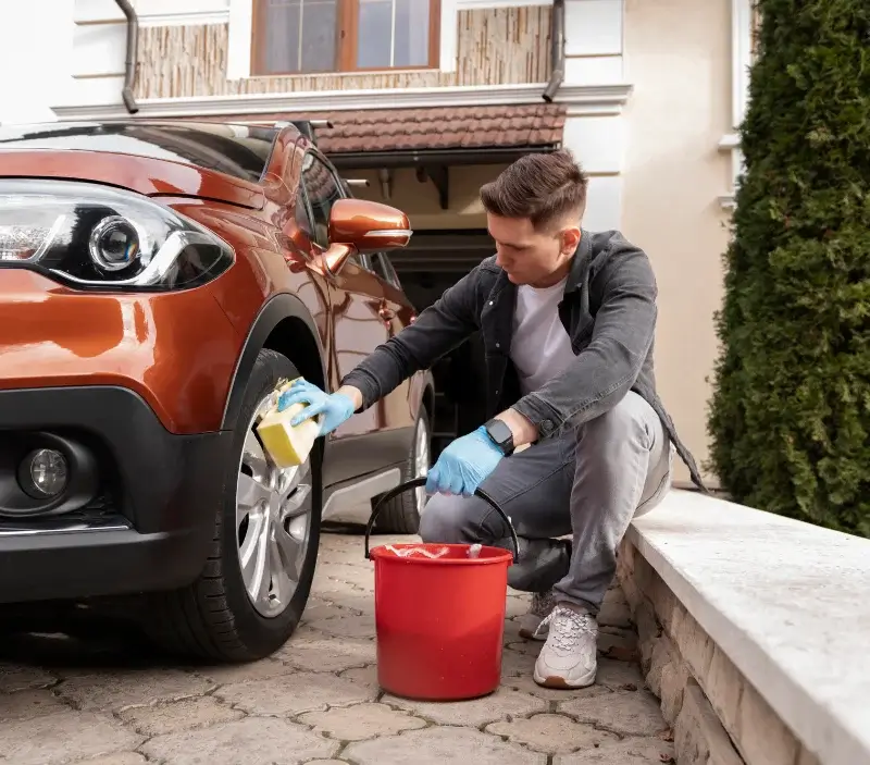 Lavage auto à domicile Clairvaux-d'Aveyron : professionnel intervenant sur un véhicule